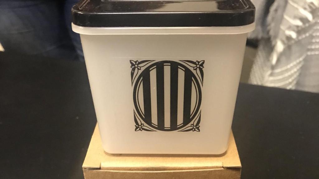 Miniurnas de plástico del 1 de octubre, recuerdo del primer mitin de Junts per Catalunya.