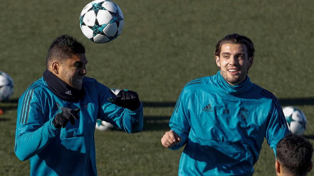 Casemiro, junto a Casemiro, en el entrenamiento de este martes.