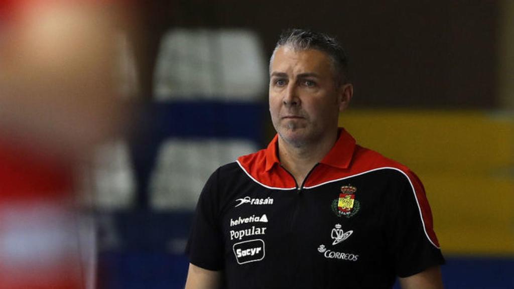 Carlos Viver, seleccionador español de balonmano femenino.