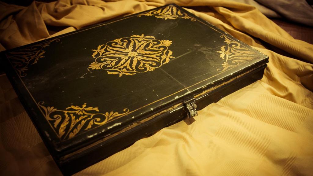 Caja de madera que alberga la Constitución de 1837.