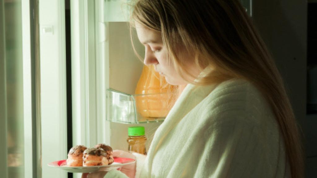 Una joven sufriendo un antojo nocturno.