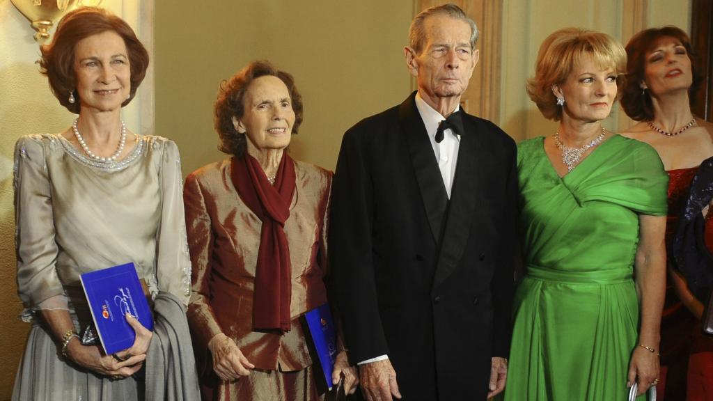 Miguel I de Rumanía junto a su prima , su mujer y su hija en un concierto de ópera.