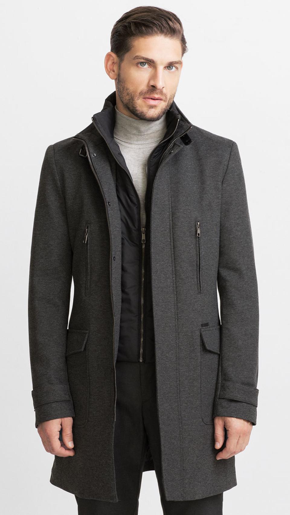 El modelo luciendo el abrigo.