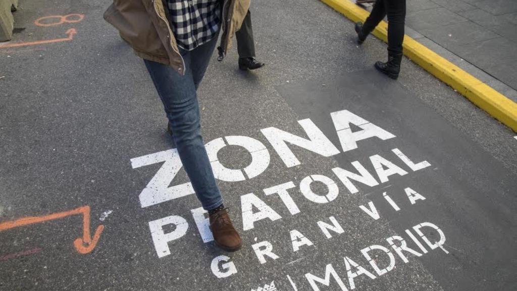 Carril habilitado para los viandantes en Gran Vía.