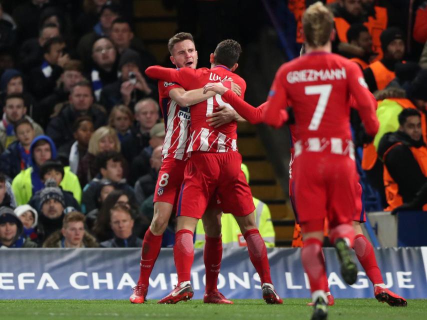 Los jugadores del Atlético celebran el gol de Saúl.