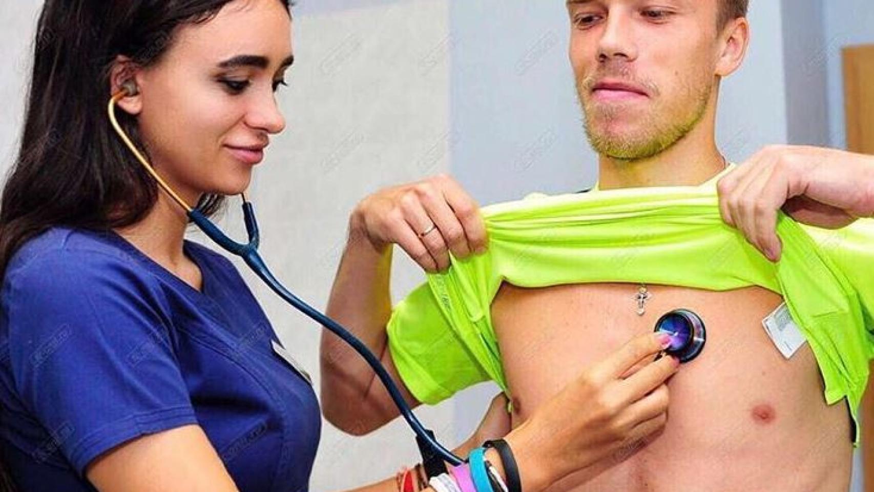 Victoria Gameeva ausculta a un jugador.