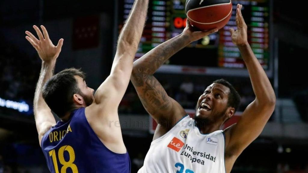 Thompkins tirando a canasta