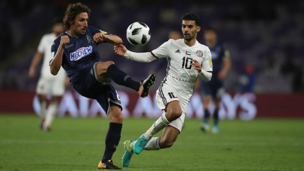 Albert Riera, del Auckland City, y Mbark Boussoufa, del Al-Jazira, disputan un balón. Foto: fifa.com