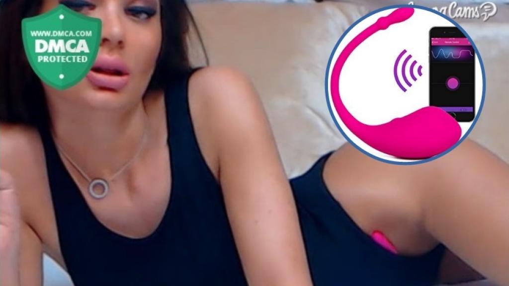 Una webcamer, en su sala de chat, con el vibrador que sobresale por su bañador.