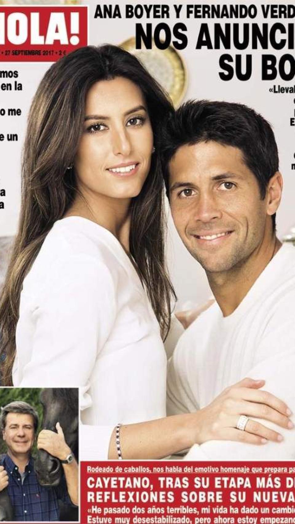 La pareja anunciando su compromiso.