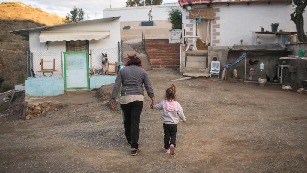 La niña de la casa se llama Elena. Lleva tres años conviviendo en ella junto a su madre. En la imagen va de la mano con Coral.