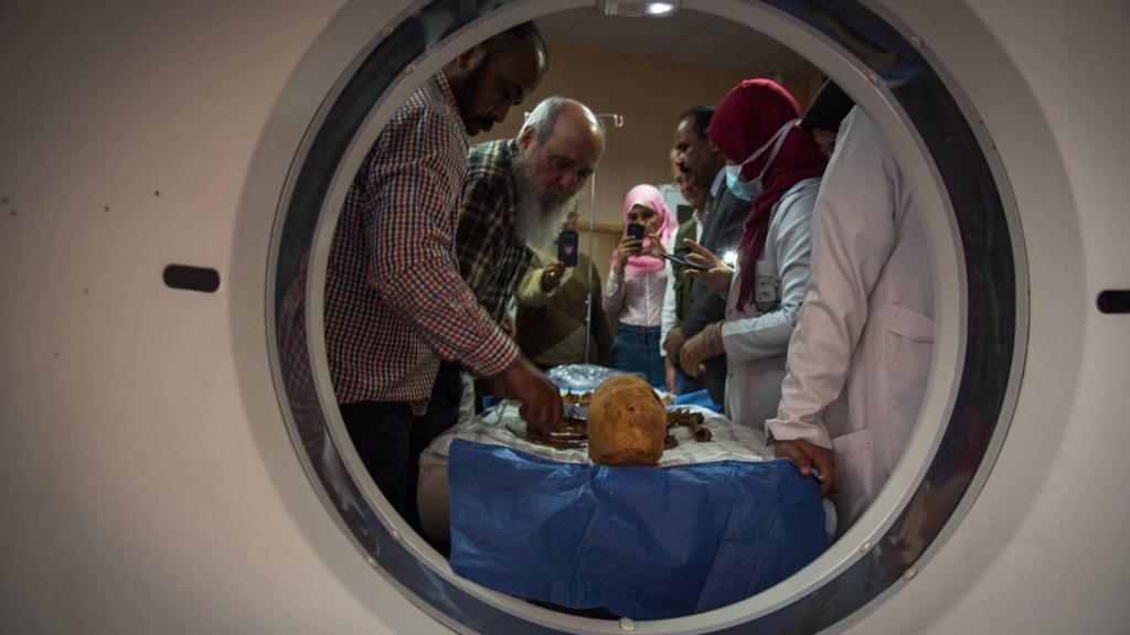 El atropólogo Miguel C. Botella introduce los restos de la momia en el escáner.