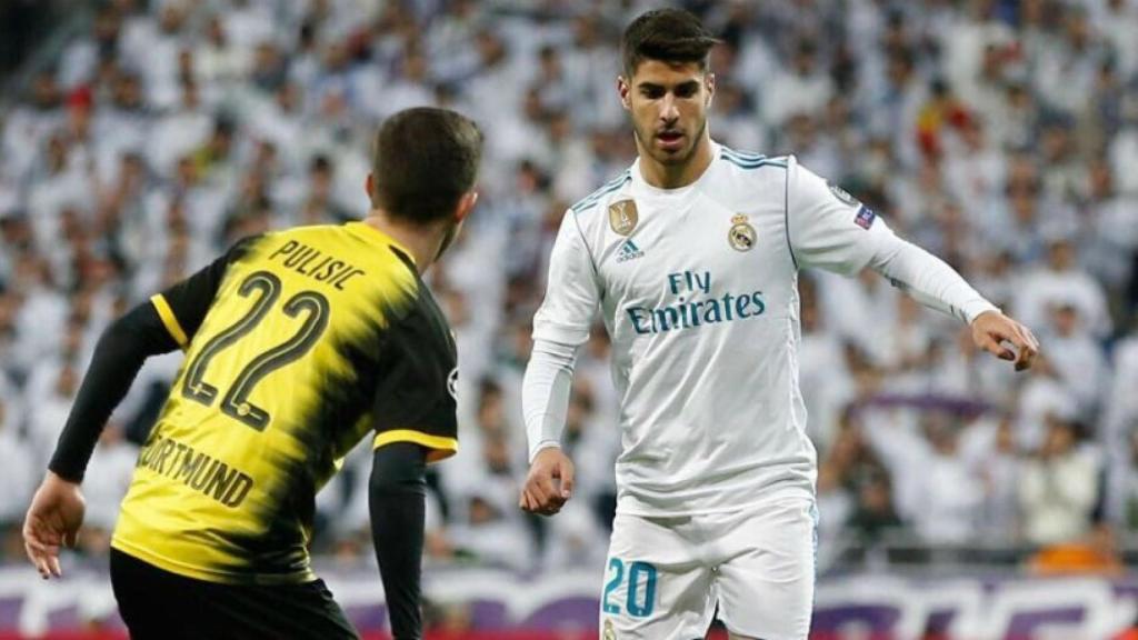 Marco Asensio encara a Pulisic. Foto: Twitter (@marcoasensio10)