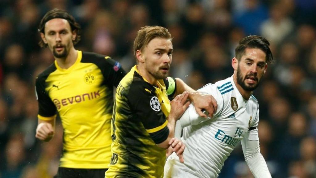 Isco, con dos jugadores del Borussia Dortmund