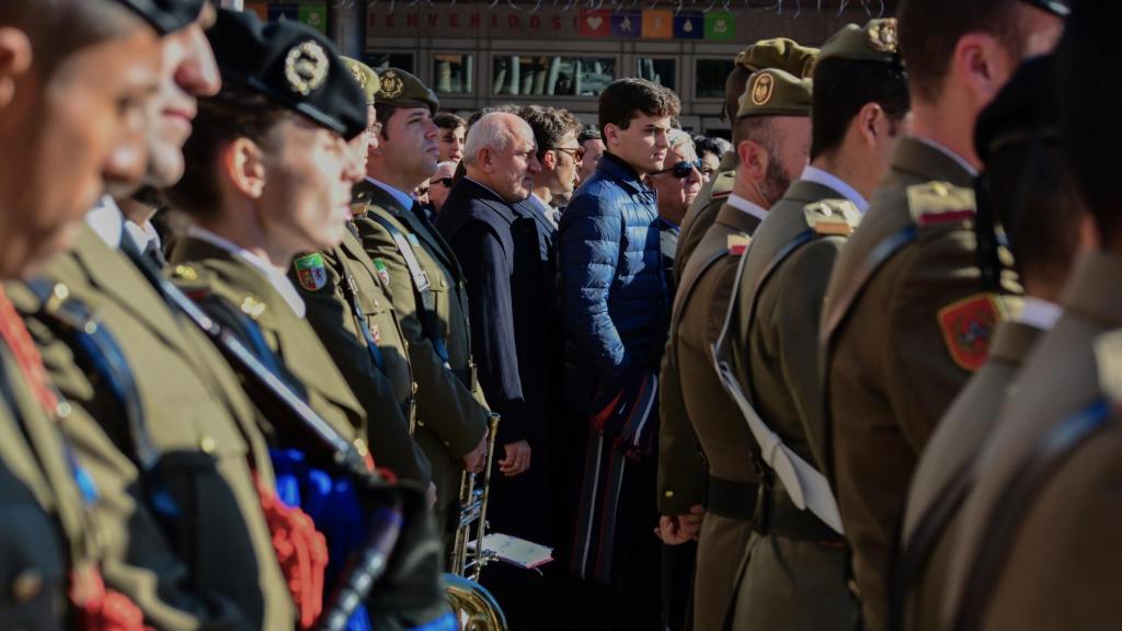 Cuando un civil jura la bandera se compromete a defender a España.