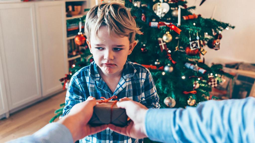 Un niño inexpresivo al recibir un regalo. / Foto: Mikkel William