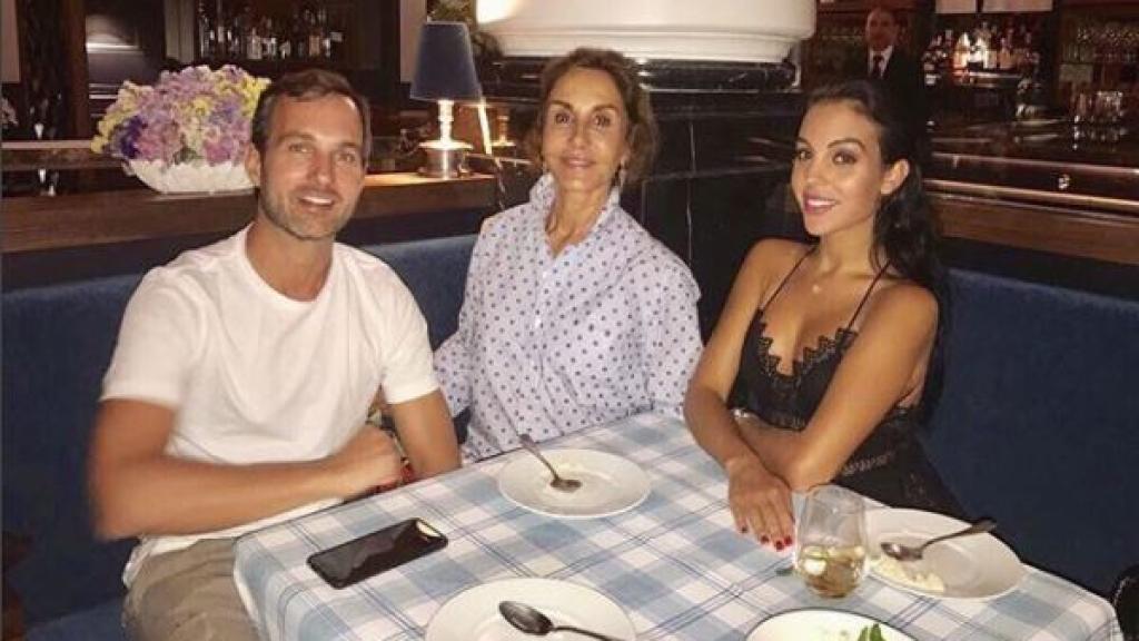 Georgina cenando con Naty Abascal.