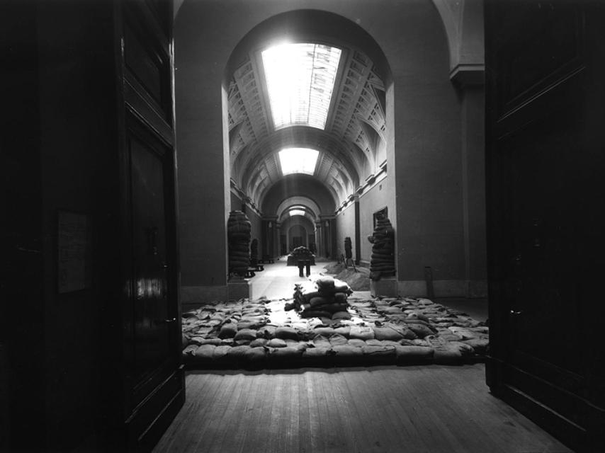 Interior del Museo del Prado durante la Guerra Civil.