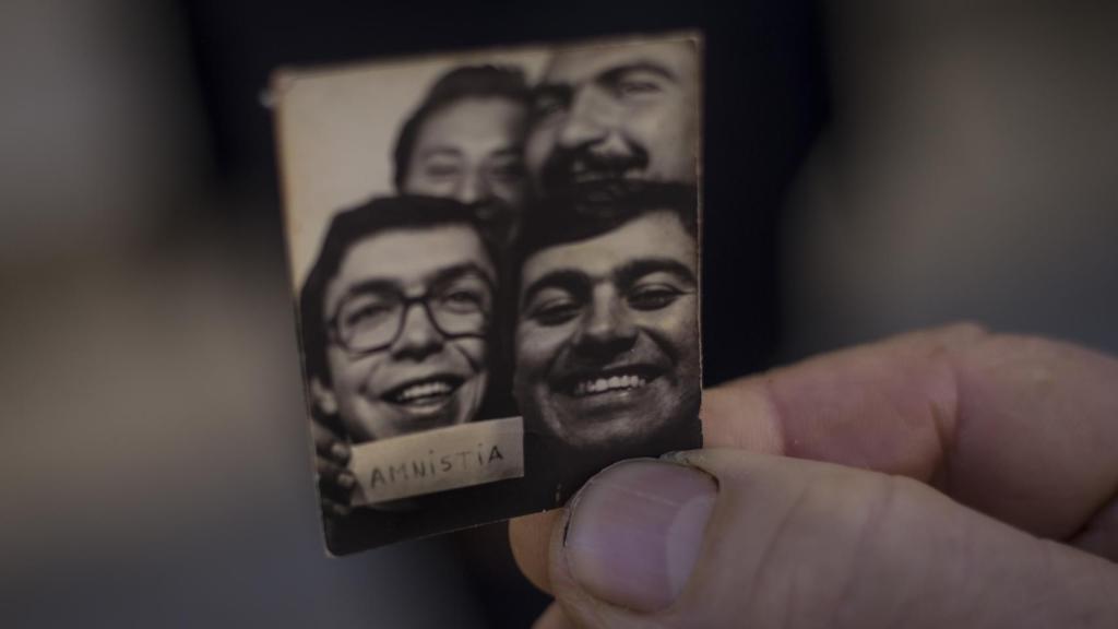 Eugenio Villalba, natural de Arcos de la Frontera (Cádiz), mostrando la foto tomada en un 'fotomatón' tras la amnistía, al salir de prisión.