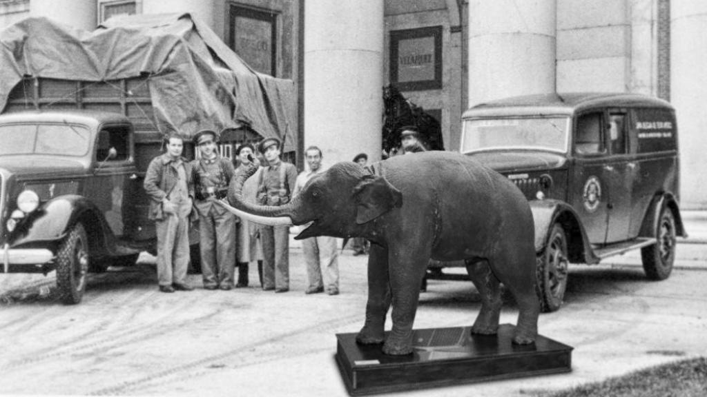 El pequeño elefante a las puertas del Prado en tiempos de guerra. Un montaje de Javier Muñoz.