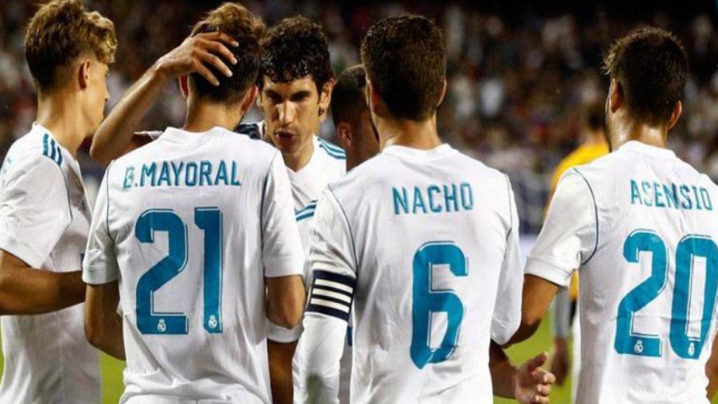 Los jugadores del Madrid celebran un gol