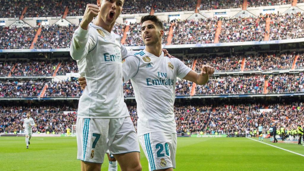 Cristiano celebra con Asensio uno de sus dos goles al Sevilla.
