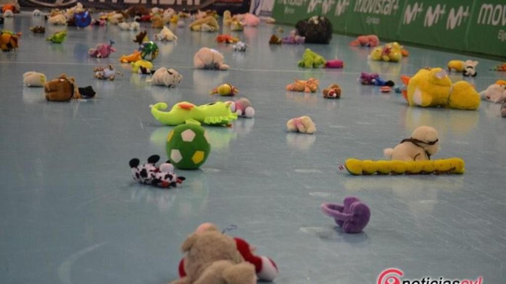 recogida juguetes atletico valladolid balonmano 6