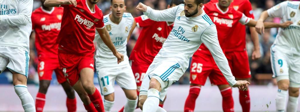 Nacho durante el Real Madrid - Sevilla.
