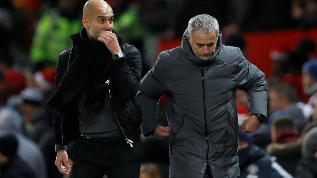 Guardiola y Mourinho durante el United - City.
