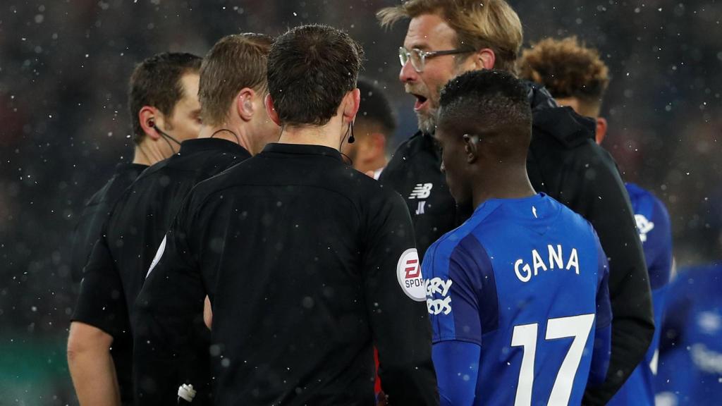 Klopp protesta al árbitro tras el Liverpool - Everton.