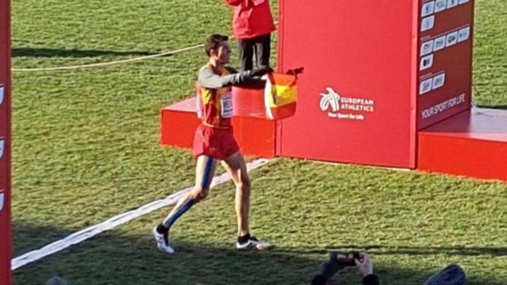 Mechaal enseña la bandera de España al conseguir la plata en el Europeo de cross.