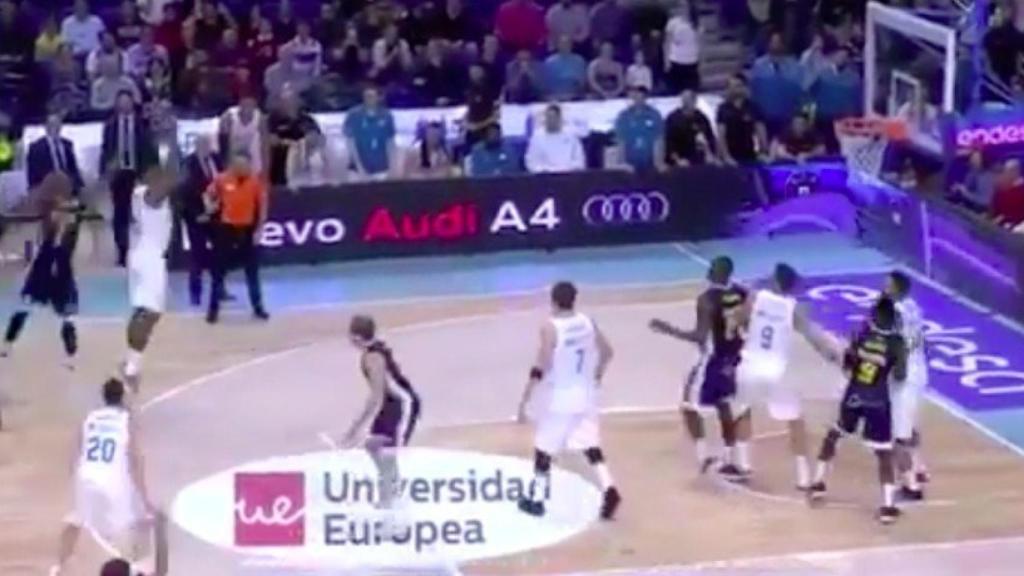 Thompkins anota el triple de la victoria