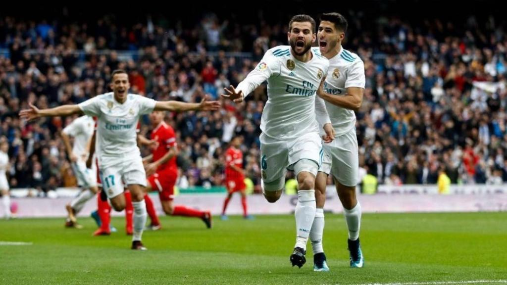 Asensio y Lucas celebran con Nacho su gol
