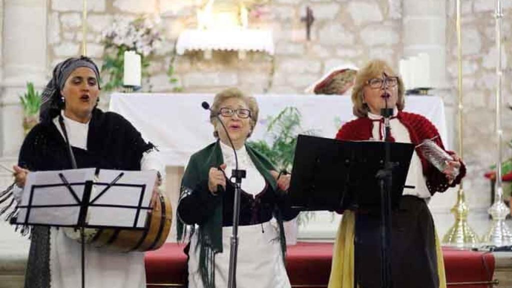 Virginia León también cantó junto a sus paisanos.