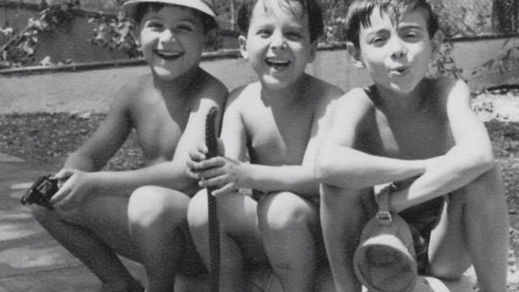 El socialista pasaba los veranos con su familia en Burgos. Aquí, junto a dos de sus primos. Él es el primero por la derecha.