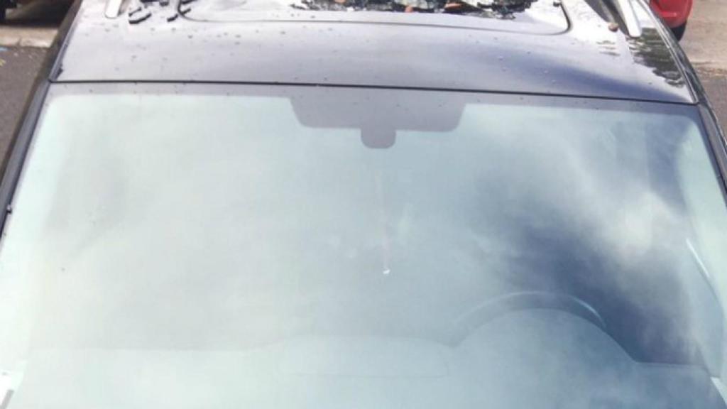 Vehículo aparcado en una calle de Toledo sobre el que ha caído una teja. Foto: SPL Toledo