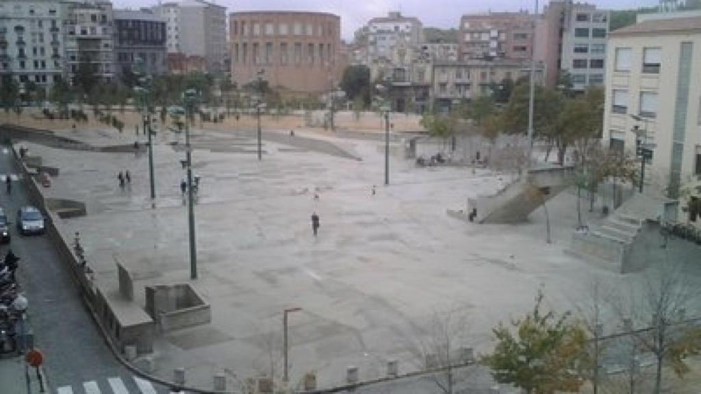 Imagen de la plaza de la Constitución, con la Subdelegación del Gobierno al fondo.