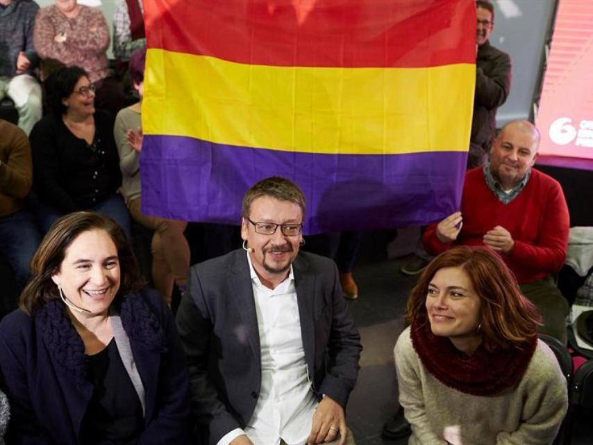 Ada Colau, Xavier Domènech y Elisenda Alemany durante el acto de arranque de campaña.