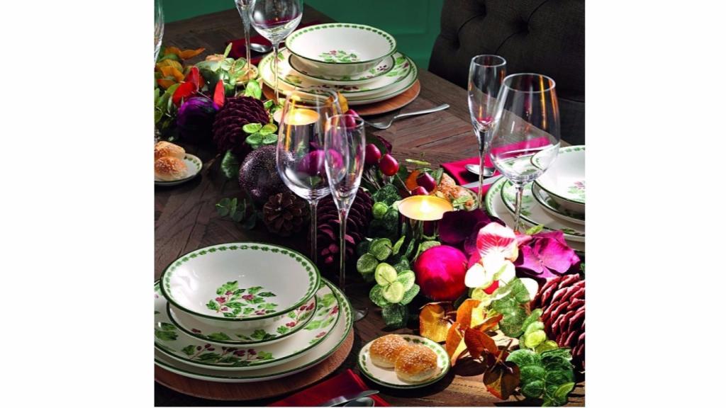 Lo mejor para conseguir recrear esta tendencia es un centro de mesa bajo, pero bien recargado, con flores naturales en colores oscuros, piñas y mezcla de texturas