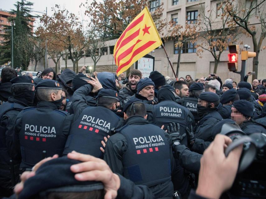 Cargas a la entrada del Museo de Lleida.