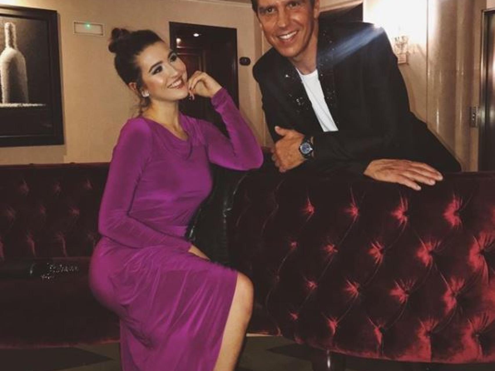 Alba es la niña de los ojos de sus padres. Aquí, junto al Cordobés. La joven viste una creación de la firma de su madre.