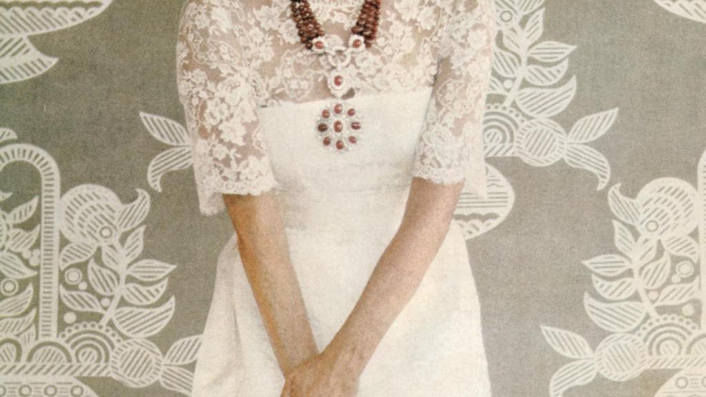 Aline con una de sus exclusivas joyas.