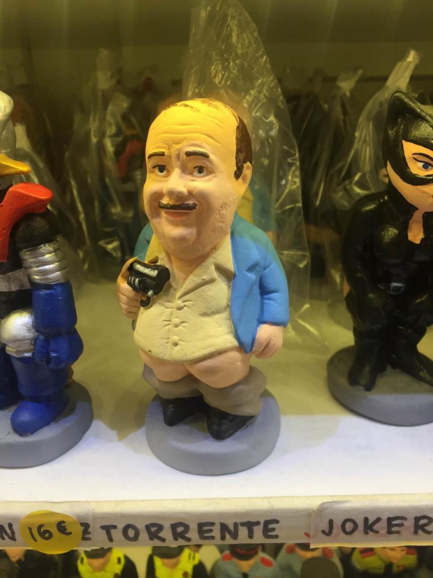 Los que piden a Iceta se llevan a Torrente y le pintan unas gafas, según cuenta el vendedor