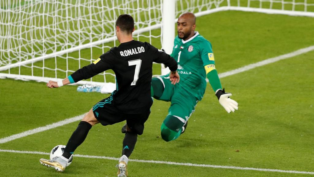 Cristiano ante el portero Ali Khaseif, el mejor del encuentro.