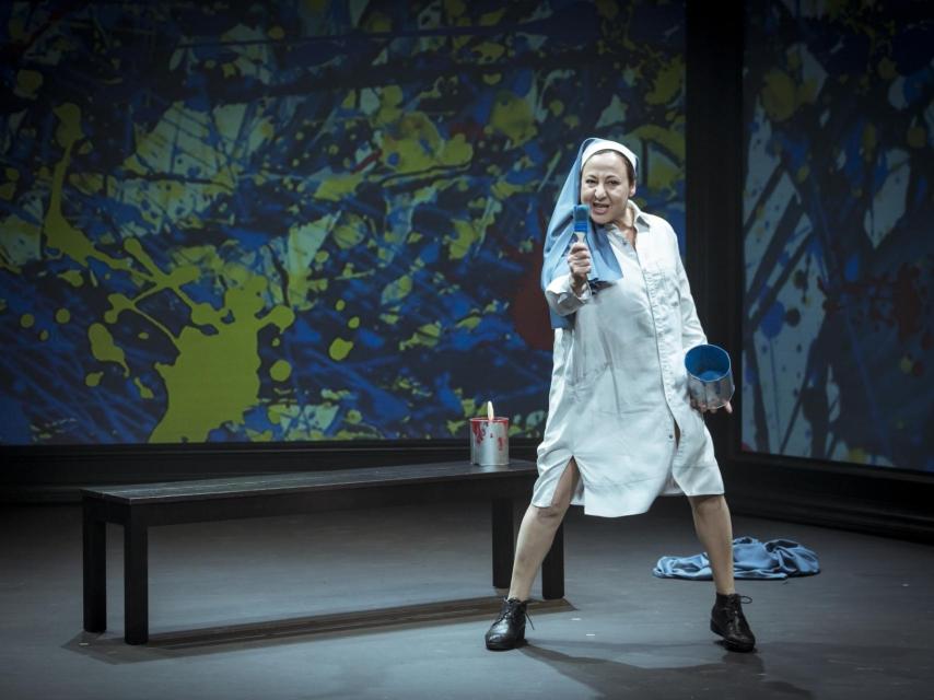 Carmen Machi en escena, interpretando a Sor Ángela, la copista de Las Meninas.