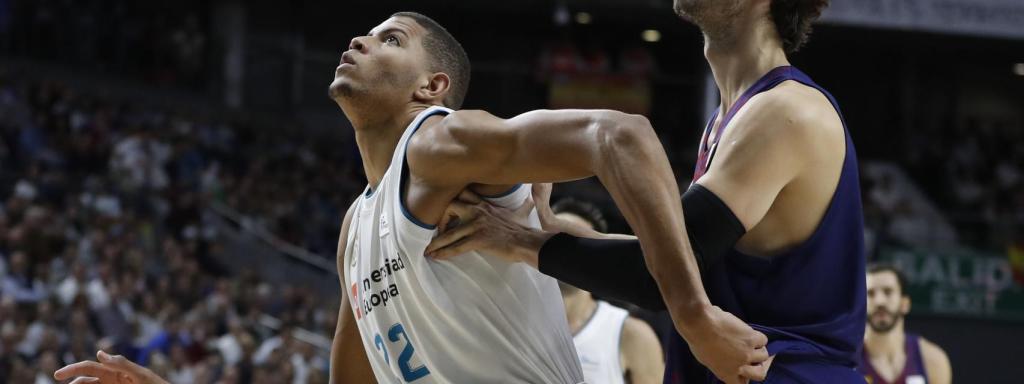 Walter Tavares y Ante Tomic pelean el rebote en el último Clásico.