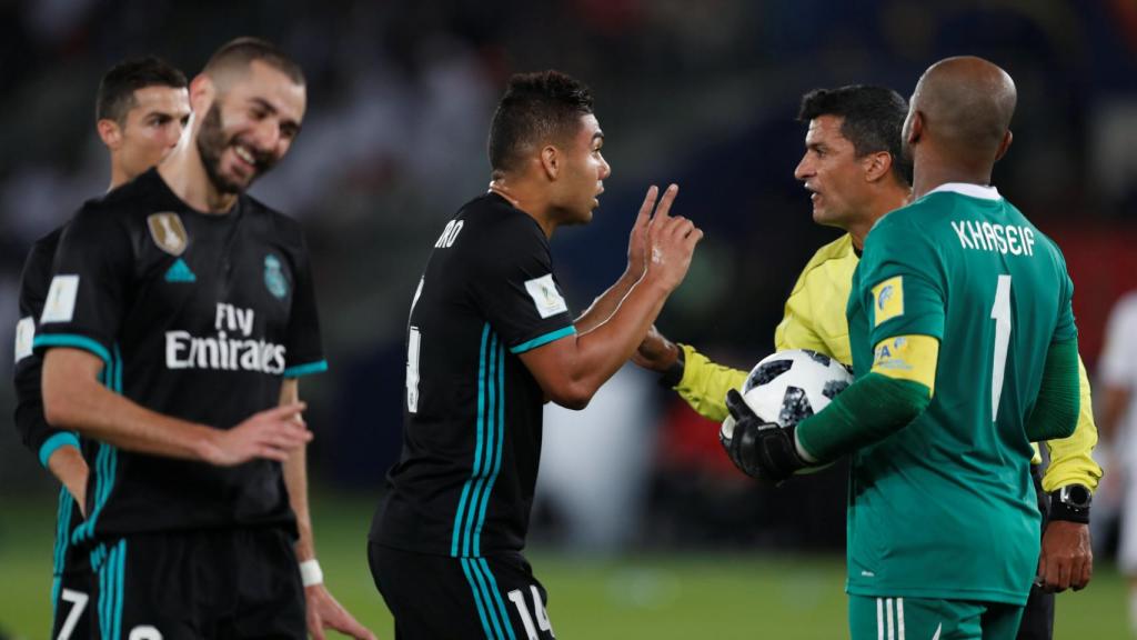 Casemiro protesta al árbitro por la polémica del VAR en el Mundial de Clubes.