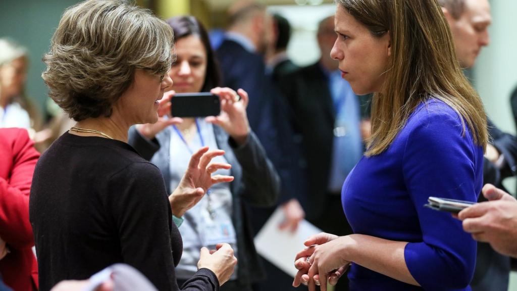 La ministra española de Pesca, Isabel García Tejerina, conversa con la ministra holandesa de Agricultura, Carola Schouten.