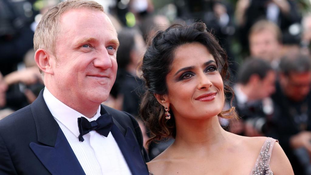 Salma Hayek posando junto a François-Henri Pinault.