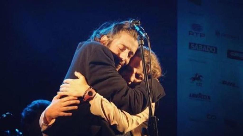 Savador Sobral y su hermana, fundidos en un tierno abrazo.